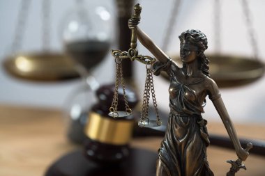 Bulanık arka plan üzerinde kör tanrıça Themis heykeli