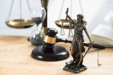 Bulanık arka plan üzerinde kör tanrıça Themis heykeli