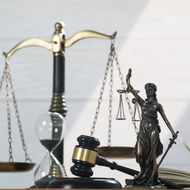Bulanık arka plan üzerinde kör tanrıça Themis heykeli