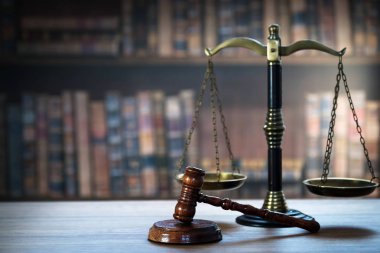 Bulanık arka planda büyük hakimin ahşap tokonu