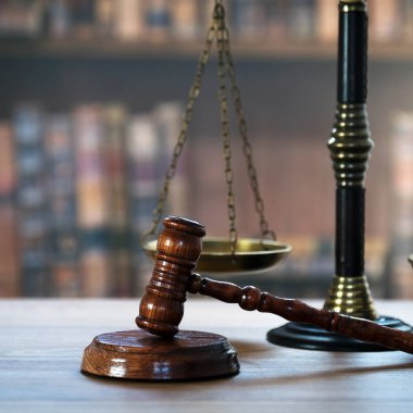 Bulanık arka planda büyük hakimin ahşap tokonu