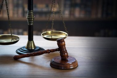 Bulanık arka planda büyük hakimin ahşap tokonu