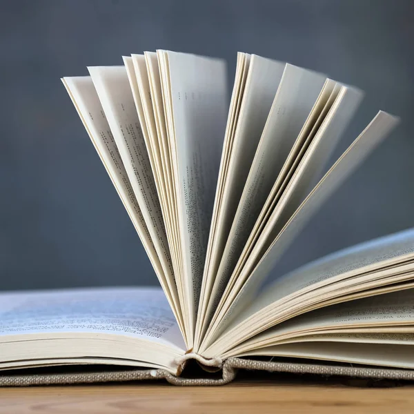 Close Livro Aberto Sobre Mesa Madeira — Fotografia de Stock