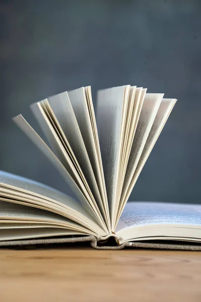 Close Livro Aberto Sobre Mesa Madeira — Fotografia de Stock