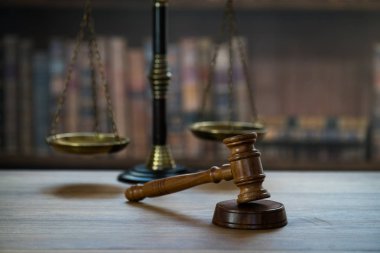 Bulanık arka planda büyük hakimin ahşap tokonu