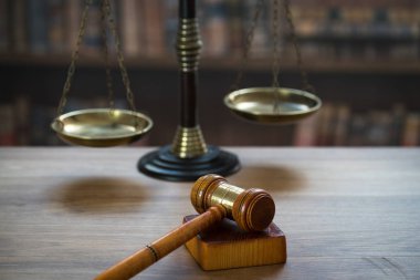 Bulanık arka planda büyük hakimin ahşap tokonu