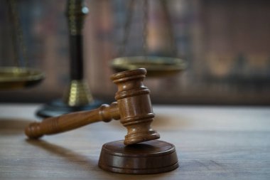 Bulanık arka planda büyük hakimin ahşap tokonu