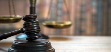 Bulanık arka planda büyük hakimin ahşap tokonu