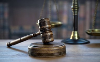 Bulanık arka planda büyük hakimin ahşap tokonu