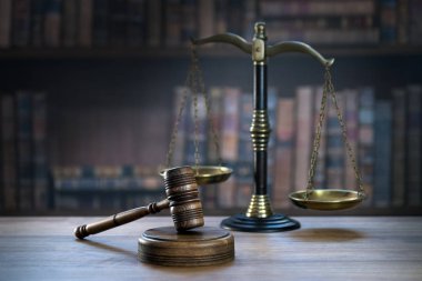 Bulanık arka planda büyük hakimin ahşap tokonu
