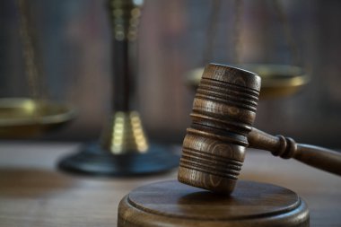 Bulanık arka planda büyük hakimin ahşap tokonu