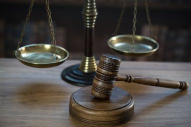 Bulanık arka planda büyük hakimin ahşap tokonu