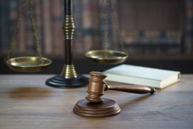 Bulanık arka planda büyük hakimin ahşap tokonu