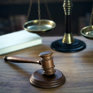 Bulanık arka planda büyük hakimin ahşap tokonu