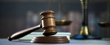 Bulanık arka planda büyük hakimin ahşap tokonu