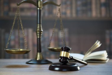Bulanık arka planda büyük hakimin ahşap tokonu