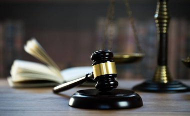 Bulanık arka planda büyük hakimin ahşap tokonu