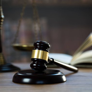 Bulanık arka planda büyük hakimin ahşap tokonu