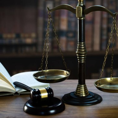Bulanık arka planda büyük hakimin ahşap tokonu