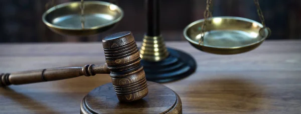 Enorme Rechter Houten Gavel Onscherpe Achtergrond — Stockfoto