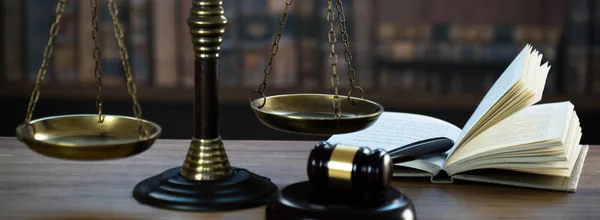 Bulanık arka planda izole edilmiş Themis ölçekleri