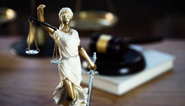 Bulanık arka plan üzerinde kör tanrıça Themis heykeli
