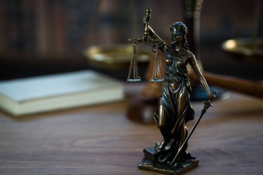 Bulanık arka plan üzerinde kör tanrıça Themis heykeli