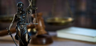 Bulanık arka plan üzerinde kör tanrıça Themis heykeli