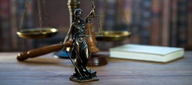 Bulanık arka plan üzerinde kör tanrıça Themis heykeli