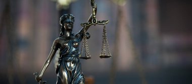 Bulanık arka plan üzerinde kör tanrıça Themis heykeli