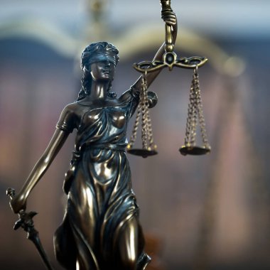 Bulanık arka plan üzerinde kör tanrıça Themis heykeli