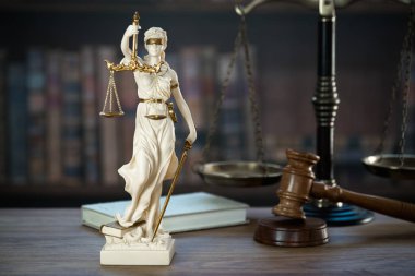 Bulanık arka plan üzerinde kör tanrıça Themis heykeli