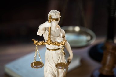 Bulanık arka plan üzerinde kör tanrıça Themis heykeli