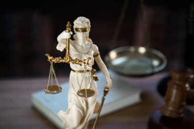 Bulanık arka plan üzerinde kör tanrıça Themis heykeli