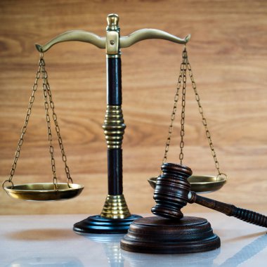 Bulanık arka planda izole edilmiş Themis ölçekleri