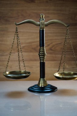 Bulanık arka planda izole edilmiş Themis ölçekleri