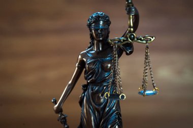 Bulanık arka plan üzerinde kör tanrıça Themis heykeli