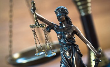 Bulanık arka plan üzerinde kör tanrıça Themis heykeli