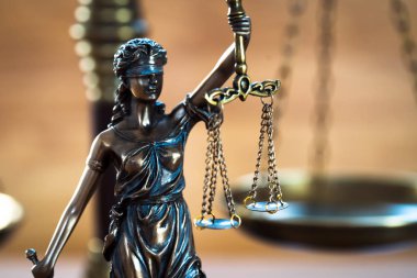 Bulanık arka plan üzerinde kör tanrıça Themis heykeli