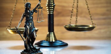 Bulanık arka plan üzerinde kör tanrıça Themis heykeli