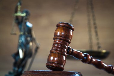 Bulanık arka planda büyük hakimin ahşap tokonu