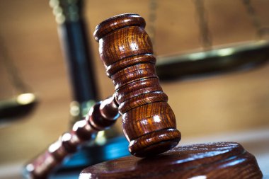 Bulanık arka planda büyük hakimin ahşap tokonu