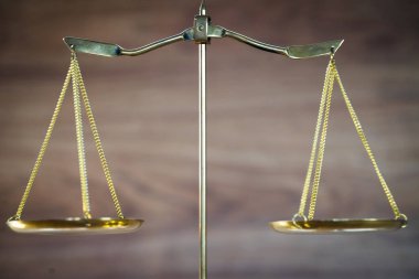 Bulanık arka planda izole edilmiş Themis ölçekleri