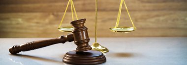 Bulanık arka planda büyük hakimin ahşap tokonu