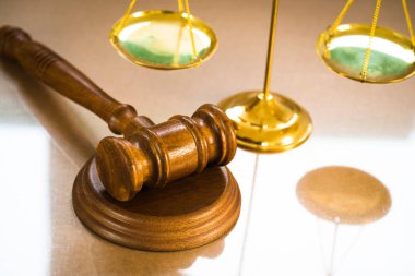 Bulanık arka planda büyük hakimin ahşap tokonu