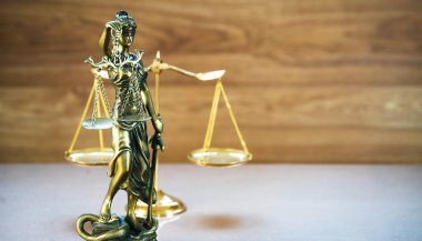 Bulanık arka plan üzerinde kör tanrıça Themis heykeli