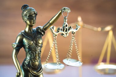 Bulanık arka plan üzerinde kör tanrıça Themis heykeli