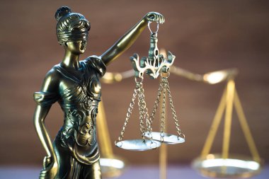 Bulanık arka plan üzerinde kör tanrıça Themis heykeli