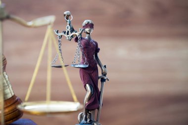 Bulanık arka plan üzerinde kör tanrıça Themis heykeli