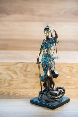 Bulanık arka plan üzerinde kör tanrıça Themis heykeli